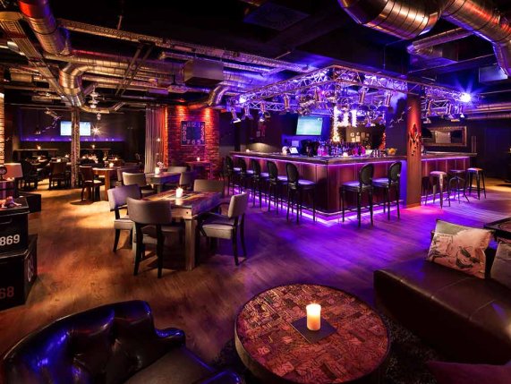 Pentahotel bar area 