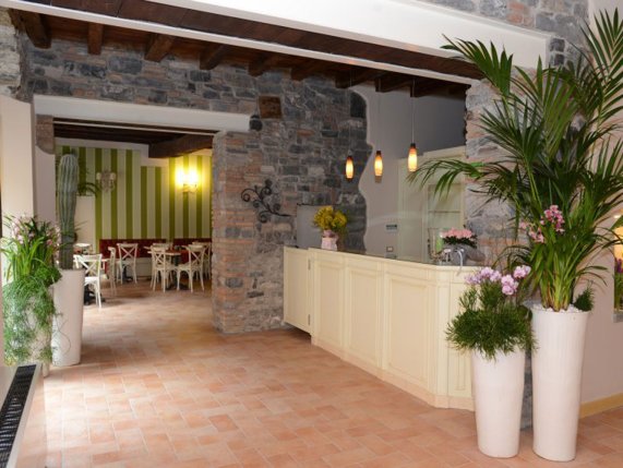 Borogo Antico Hotel reception area 