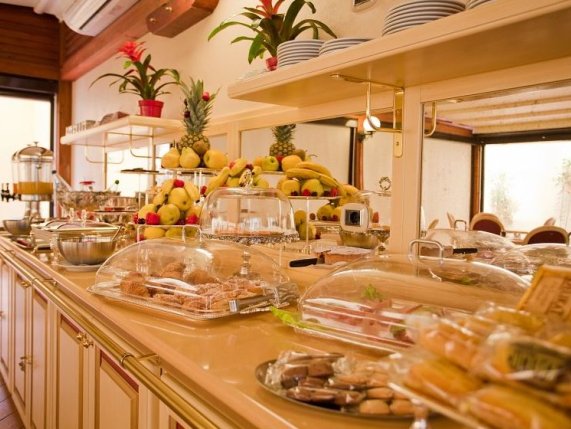Hotel Cavour Bologna Italy food