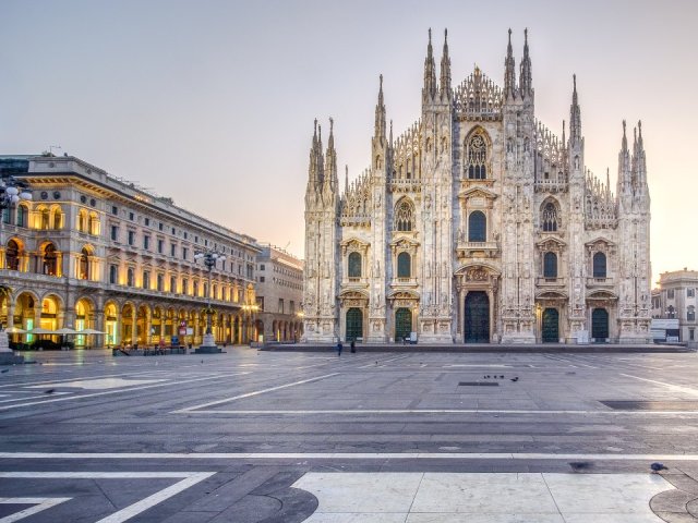 Italian Formula 1 Grand Prix ticket package for F1 fans with Grandstand options, hotel in Milan, travel and more. Watch F1 in Monza Italy image