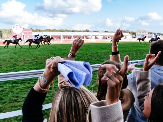 Prix de l'Arc de Triomphe ticket packages for horse racing fans to watch Paris' premier sporting event image